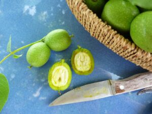 Recette maison de liqueur de noix vertes, le nocino - Couper les noix en morceaux