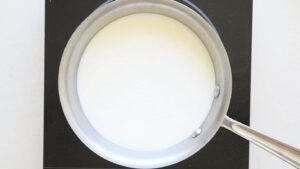 Recette traditionnelle de glace stracciatella à la crème de lait - Chauffer le lait entier doucement