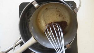 Recette traditionnelle de glace stracciatella à la crème de lait - Faire fondre le chocolat doucement
