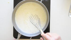 Recette traditionnelle de glace stracciatella à la crème de lait - Fouetter la préparation de lait