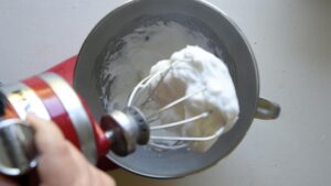 Recette traditionnelle de glace stracciatella à la crème de lait - Monter les blancs en neige
