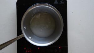 Recette traditionnelle de glace stracciatella à la crème de lait - Porter le sirop à ébullition