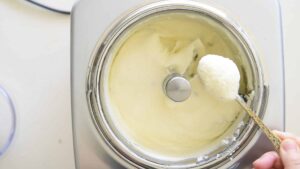 Recette traditionnelle de glace stracciatella à la crème de lait - Vérifier la consistance de la glace