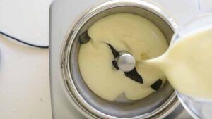 Recette traditionnelle de glace stracciatella à la crème de lait - Verser la crème en sorbetière