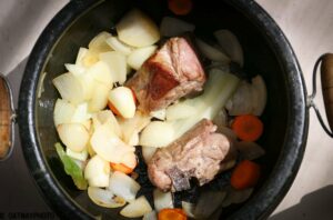 Recette traditionnelle du cassoulet - cuisson de l'agneau et des légumes