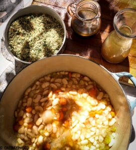 Recette traditionnelle du cassoulet - première couche de haricots dans cocotte