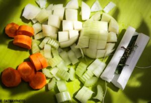 Recette traditionnelle du cassoulet - préparation des légumes et bouquet garni