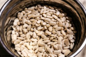 Recette traditionnelle du cassoulet - trempage des haricots dans l'eau