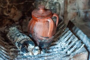 Repas faciles au camping (sans réfrigérateur) - Placer la marmite aux braises
