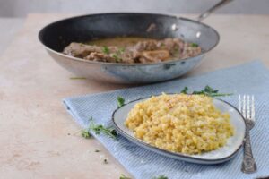 Risotto alla Milanese traditionnel au safran avec os à moelle - Servir le risotto immédiatement