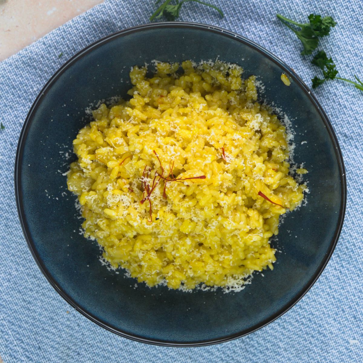 Risotto alla Milanese traditionnel au safran avec os à moelle - en-tête
