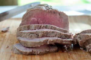 Rôti de bœuf maison - Découper le rôti en tranches