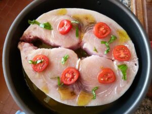 Roue d'espadon cuite au four - Garnir de tomates et basilic