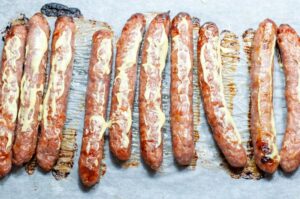 Roulés de saucisse en pâte briochée - recouvrir les saucisses de moutarde