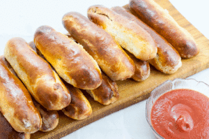 Roulés de saucisse en pâte briochée - servir les roulés aux saucisses