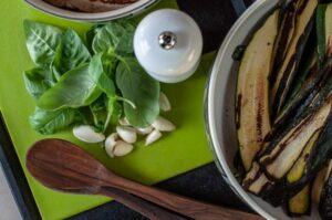Salade de légumes d'été grillés - Préparer l'ail et le basilic