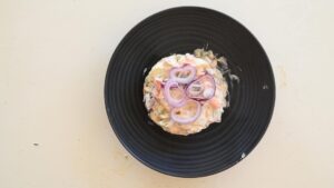 Salade russe, Insalata Russa - décorer la salade d'oignons