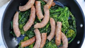 Saucisses et friarielli - Ajouter les saucisses aux légumes