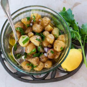 Saumon et courgettes sains au four - Assaisonnement des pommes de terre