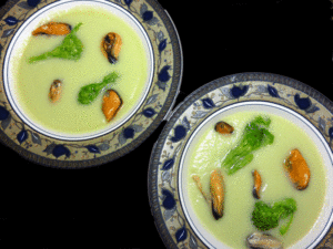 Soupe italienne de chayote aux moules - garnir les bols de service