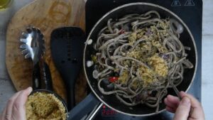 Stroncatura calabraise (pâtes complètes) - Ajouter la chapelure grillée