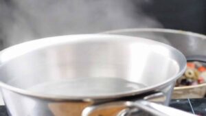 Stroncatura calabraise (pâtes complètes) - Porter l'eau à ébullition