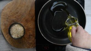 Stroncatura calabraise (pâtes complètes) - Verser un filet huile olive