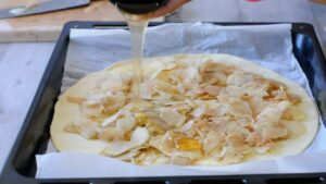 Tarte aux pommes plus rapide et plus facile qu'une tarte française - Arroser les pommes de miel