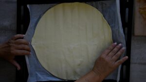Tarte aux pommes plus rapide et plus facile qu'une tarte française - Dérouler la pâte sur plaque