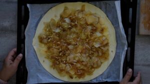 Tarte aux pommes plus rapide et plus facile qu'une tarte française - Enfourner la tarte aux pommes