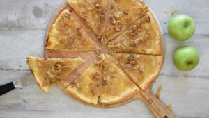 Tarte aux pommes plus rapide et plus facile qu'une tarte française - Servir une part de tarte