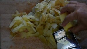 Tarte aux pommes plus rapide et plus facile qu'une tarte française - Trancher finement les pommes épluchées