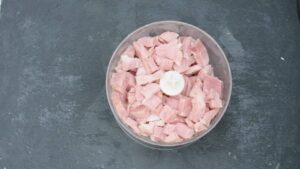 Terrine facile de jambon à tartiner - Couper le jambon en dés