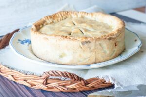 Tourte de bœuf à l'ancienne au Marsala et aux champignons - tourte au boeuf bien dorée