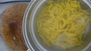 Tourte de tagliatelles aux champignons - Égoutter les tagliatelles bien cuites