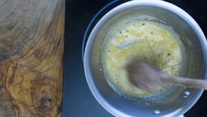 Tourte de tagliatelles aux champignons - Faire fondre le roux blanc