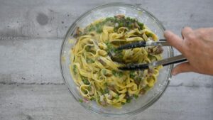 Tourte de tagliatelles aux champignons - Mélanger les pâtes aux légumes