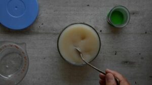 Vin Fragolino de raisins Concord - Dissoudre la levure dans l'eau