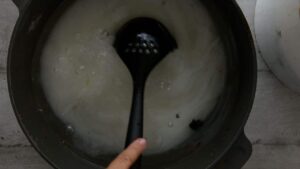 Vin Fragolino de raisins Concord - Dissoudre le sucre dans l'eau