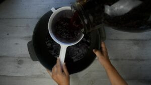 Vin Fragolino de raisins Concord - Filtrer le vin au tamis