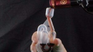 Vin Fragolino de raisins Concord - Remplir le barboteur de vin