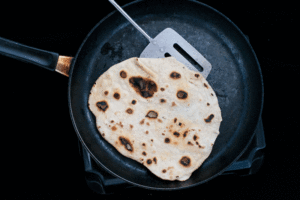 Wraps sains au poulet - Cuisson du pain à poêle